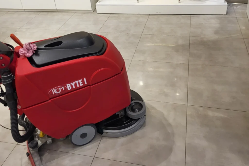 Crvena mašina za poliranje i usisavanje poda