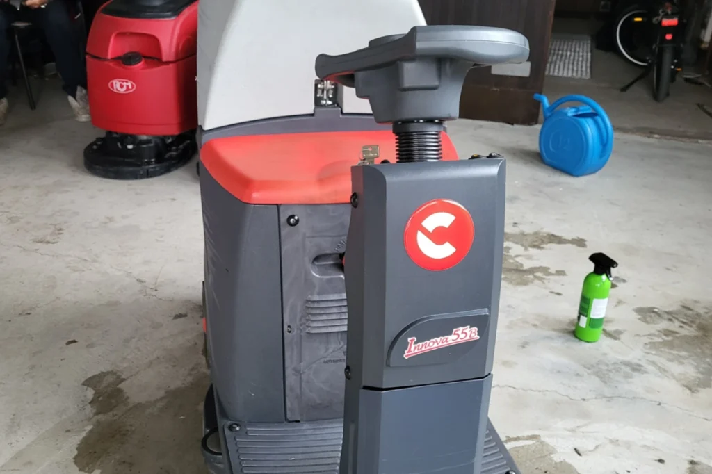 Samohodna ribalica temeljno pere prašnjavi betonski pod magacina