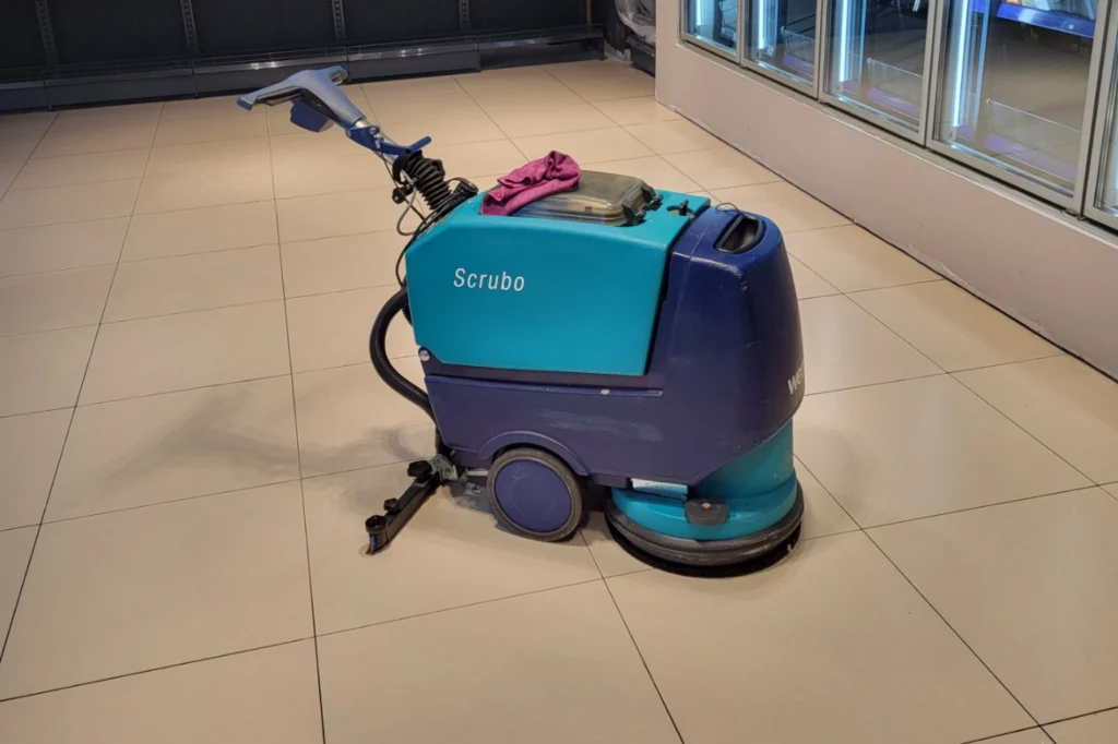 Samohodna mašina za ribanje poda (turquoise) spremna za rad na keramičkim pločicama