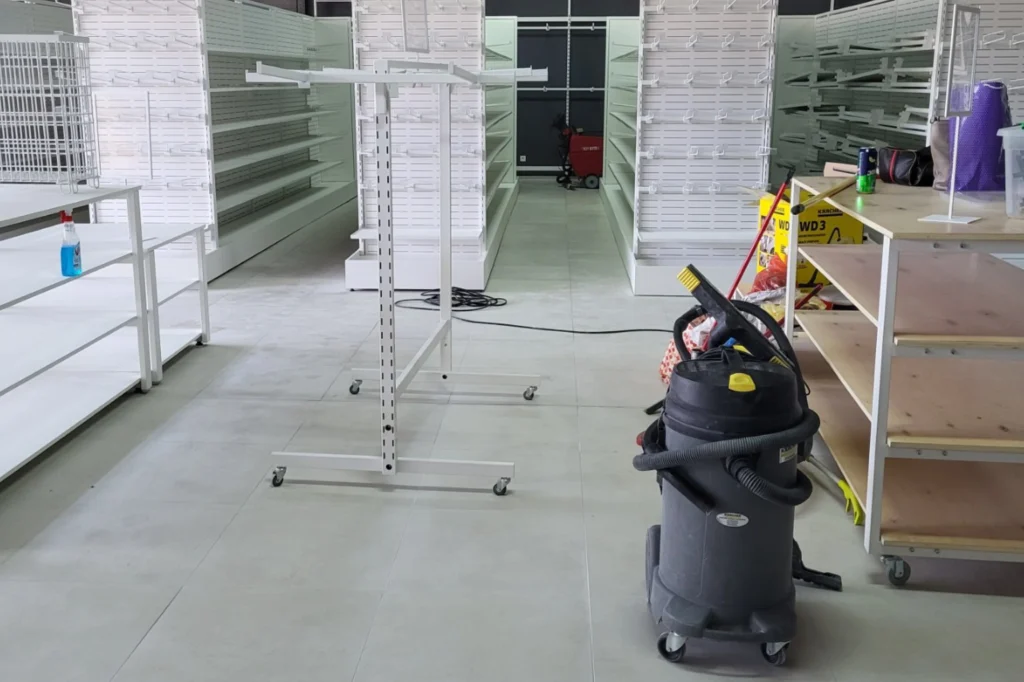 Industrijski usisivač i mokro‑suvo čišćenje poda u maloprodajnom objektu