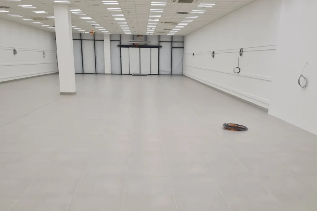 Prazna prodajna hala sa visokosjajnim keramičkim pločicama nakon mašinskog ribanja